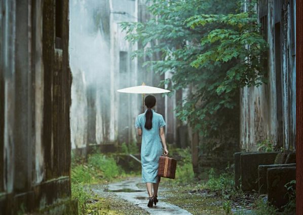 江南烟雨撑伞图图片