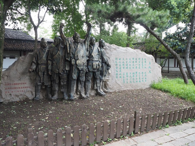 墓草侵阶绿,山鹃带血红.要离三尺土,千古共英风.